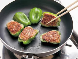 肉詰めは火の通りにくい肉だねの面から焼いて、少しずつ加熱して。ピーマンの面は軽く焼き色をつければOK。