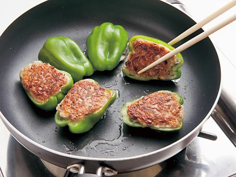 肉詰めは火の通りにくい肉だねの面から焼いて、少しずつ加熱して。ピーマンの面は軽く焼き色をつければOK。