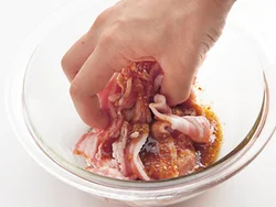 肉にたれをもみ込んでおくと、しっかり味がつくうえ、肉がやわらかくなる作用もある。