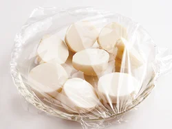 火の通りにくい里いもは電子レンジで加熱しておけば、とり肉と火の通りを揃えられる。