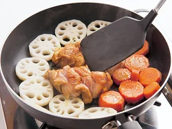 とり肉は皮目から焼き始め、しっかり押さえながら焼くことでこんがりパリッと仕上がる。