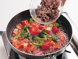 牛肉は加熱しすぎるとかたくなるので、最初に火を通してからいったん取り出し、あとで戻し入れる。