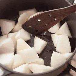 大根は煮る前に、全体に油がなじむまでしっかり炒めておくことで、味がしみやすくなる。