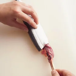 臭みのもとになるわたは、ていねいに取り除く。割り箸2本を肛門まで差し込み、箸の先端でわたをつかんで、ねじりながら抜き取る。