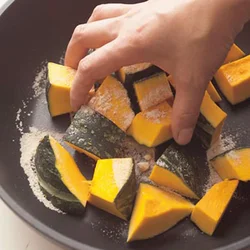 かぼちゃは煮る前に砂糖をまぶす。先に甘みをつけ、水分を出しておくことで、少ない煮汁でもしっかり味がしみこむように。