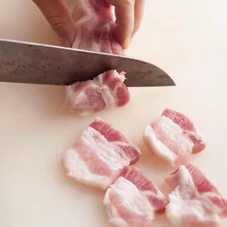 肉の繊維に沿って切るのが本場韓国料理の手法だが、家庭でなら繊維に垂直に切ってOK。切りやすく、食べやすい大きさになる。