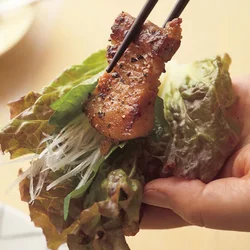 サニーレタスで肉やねぎ、青じそを包んで