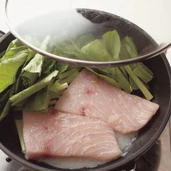 フライパンに具とたれを入れ、蒸し煮にするだけという手軽さもたれの魅力。たれの味をめかじきや小松菜に吸わせて。