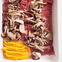 肉にきのこマリネをのせて10分おく。マリネに含まれる塩と酢が肉をやわらかくする。