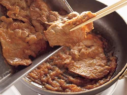 豚肉は加熱しすぎるとかたくなるので、焼いたらいったん取り出し、たれを煮詰めてから戻し入れるとよい。