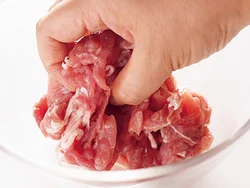 豚肉は酒をふってもみ込んでから炒めると、やわらかく仕上がり、うまみを閉じ込められる。