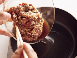 牛肉は漬けだれごとフライパンで炒め、肉にたれをからめる。牛肉にしっかり味があるぶん、なすは素焼きでＯＫ。