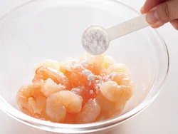 えびは酒をふって、臭みを除く。さらに片栗粉をまぶしてもみ込むと、炒めたときにプリッと仕上がる。
