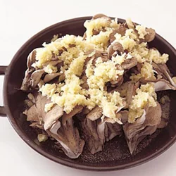 ガーリックパン粉の材料は先に混ぜ合わせてまいたけにのせる。焼いたときに油で揚げたようなカリッとした食感になる。