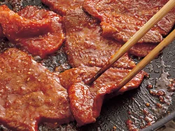 牛肉はたれをもみ込んでおくと味がなじみ、焼き上がりがやわらか。