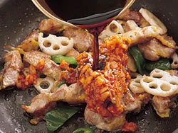 キムチは、ほかの野菜や肉に味がからみやすいように粗く刻んでおき、甘酢だれとともに加える。