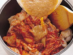 にんにくやしょうがも混ぜたみそベースのたれを加えることでスープにコクが増し、ご飯に合う味になる。