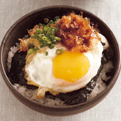 フライドエッグおかかねぎ丼