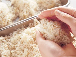通常ならころもに使うのは溶き卵ですが、小麦粉と水を混ぜた卵液を使うと、パン粉がとってもつきやすくなるのでおすすめです。