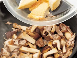 塩豆腐は最初にこんがりと焼いてあとから戻し入れると、水けが出にくく、こうばしく仕上がる。