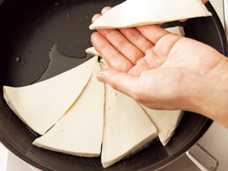 塩豆腐は三角形に切った鋭角の部分を中心にして、フライパンに放射状に並べる。