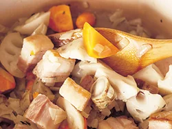 根菜はしっかり火を通してうまみを引き出す。玉ねぎ、ベーコンとともに炒めてさらにおいしさアップ。