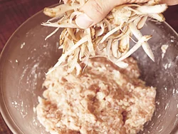 シャキシャキした食感が残るように、ごぼうは最後に加えて軽く混ぜて。