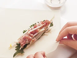 豚肉は火が通りやすいように、なるべく重ならないように広げてから巻くのがコツ。