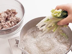 豚肉のゆで汁で野菜をゆでると、肉の程よい脂が野菜に移ってコクのある味わいになる。