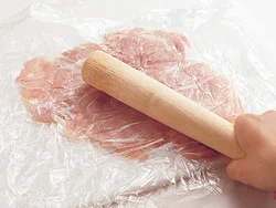 もも肉は、厚みのある部分を開いてからたたき、厚みを均等にすると、野菜が巻きやすい。