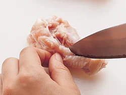 手羽元は骨に沿って切り目を入れると、中まで火が通りやすくなり、味もしっかり入る。