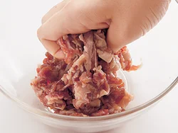 牛肉に下味の材料をもみ込んで味をつけておくと、炒めたときに味がなじみやすいうえ、おいしく仕上がる。