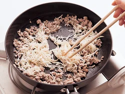 切り干し大根は、ひき肉がぽろぽろになり完全に火が通ったところで加えると炒めやすい。