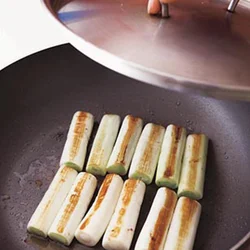 ねぎは両面を焼きつけてから蒸し焼きに。酒をふることで、ふっくらと仕上がる。