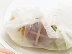 アルミホイルで包み焼きにしているところを、デリらしくオーブン用ペーパーを使ってみて。見た目がおしゃれになるだけでなく、電子レンジにも使えて便利。