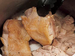 とり肉は両面をこんがり焼きつけてから加圧すると、こうばしく仕上がり、肉の臭みを取り除く効果も。