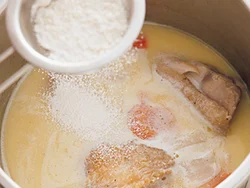 圧力鍋調理ではとろみがつく調味料は加圧後に加える。小麦粉はだまにならないように、茶こしでふるい入れて。