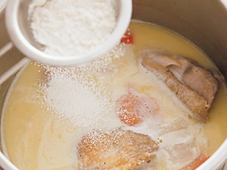 圧力鍋調理ではとろみがつく調味料は加圧後に加える。小麦粉はだまにならないように、茶こしでふるい入れて。
