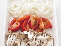 加圧するから野菜は大きめに切ってOK。大きめに切ったトマトも、圧力鍋なら２分加圧でとろけるようになる。