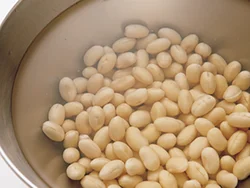 大豆はたっぷりの水にひたし、５時間以上おいてもどす。豆に水を充分に吸わせて煮ると、ふっくら仕上がる。