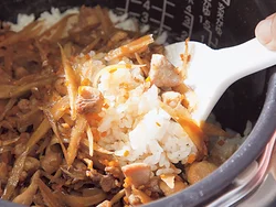 炊飯器の周囲から中心に向けて大きく混ぜる。ご飯粒をつぶさないように全体を混ぜて。