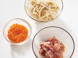 具材を切る。とり肉は小さめに切ることで、中まで味がしみこみ、ご飯にも混ぜやすくなる。