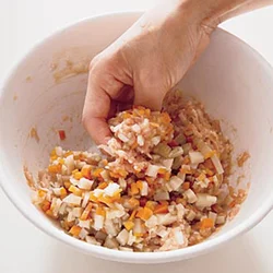 味つきでみじん切りになっている根菜煮なら、ひき肉に混ぜるだけで簡単に肉だねが完成。