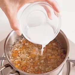根菜煮は火が通っているので、汁がひと煮立ちしたら、とろみをつけるだけでOK。