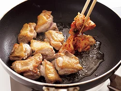 とり肉は油をひかずに両面を焼きつける。肉から出た脂で野菜を炒め、肉のうまみを野菜に移す。