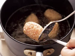 肉だねがやわらかめなので、大きめのスプーン２つを使って形を整えて、煮汁に落とし入れるとくずれにくい。