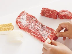 半月切りの大根は、大根が見えないようにずらしながら巻きつける。牛肉と大根がはがれないように、肉に小麦粉少々をふってきつめに巻く。