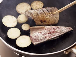 さばは小麦粉を薄くまぶして焼くと、こんがりと仕上がる。フライパンの端でなすも同時に焼けば時短に。