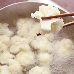 カリフラワーは下ゆでしておくと、味がしみこみやすくなり、歯ざわりよく仕上がる。茎のまわりが透き通るくらいを目安に、かためにゆでて。