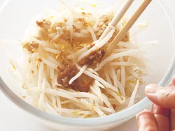 もやしにはみそとしょうがで下味を。電子レンジ加熱しておくと味がしみこみやすく、もやしの水分が程よく抜けてうまみが凝縮する。